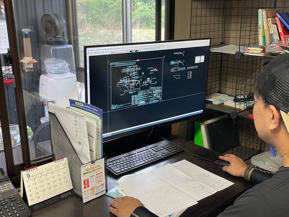 （導入したCADソフトを利用する様子）