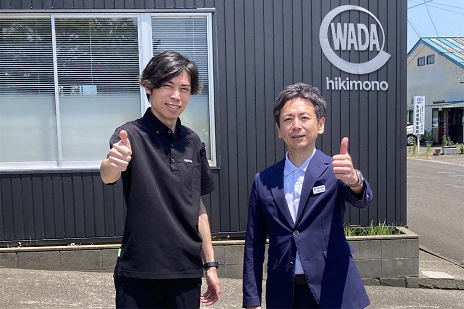 株式会社和田挽物　代表取締役社長　長谷川　哲和氏（左） 燕商工会議所　総務課　課長　早川　洋介氏（右）