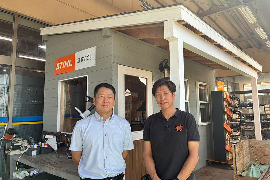 左から 下関市商工会の岡田昌之経営指導員　代表取締役の村田敏之氏