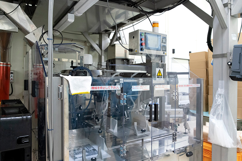 袋詰の省力化を実現した自動計量器