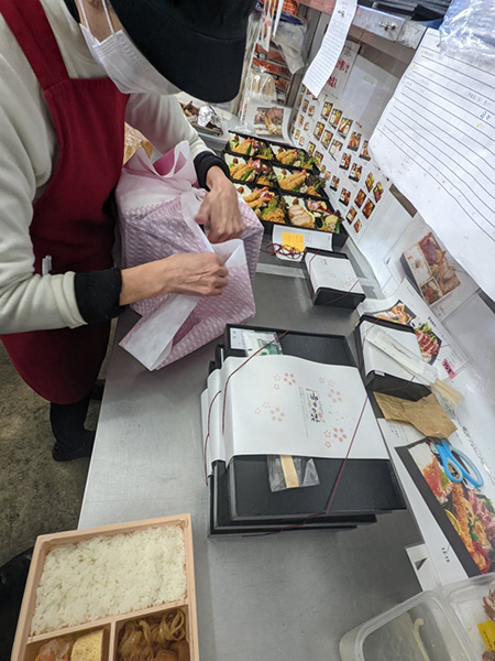 仕出し弁当の準備の様子