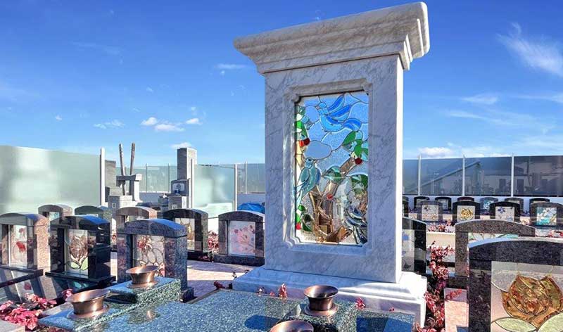 ステンドグラスの美しさを最大限に活かせるデザイン墓