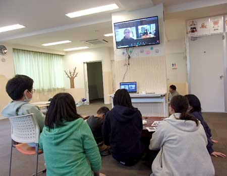 オンライン療育で英会話を楽しむ様子