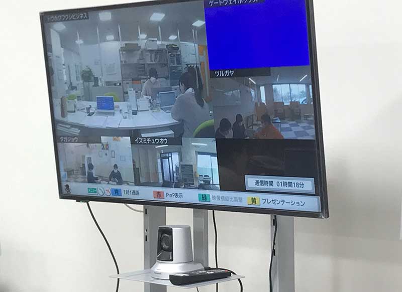 事業所間をZoomで繋ぎ会議を行う様子