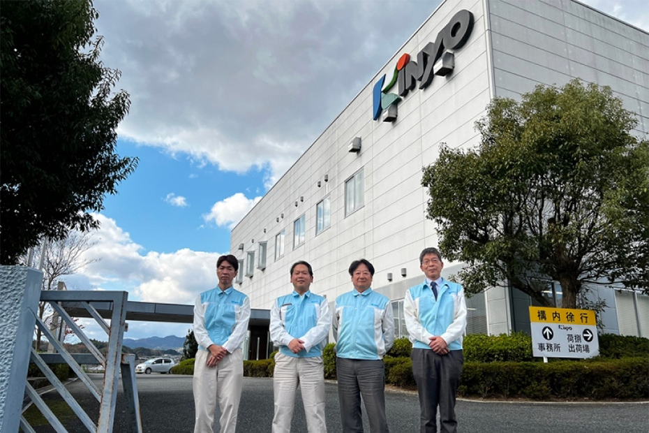 事業所外観と金陽製薬の幹部の皆さん